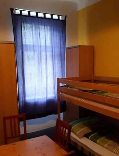 Simple 10 Minutes To Downtown Apartment